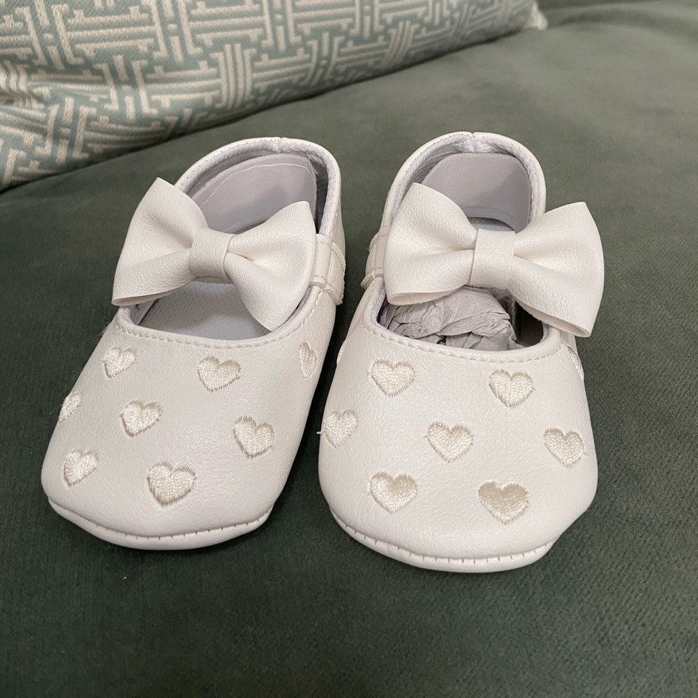 NEW never worn girls 12-18 month white leather “heart” shoe!